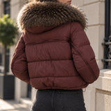 Doudoune courte à capuche bordée de fausse fourrure