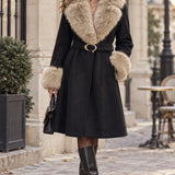 Veste ceinturée à finitions fausse fourrure