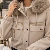 Veste courte à capuche bordée de fausse fourrure