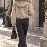 Veste courte à capuche bordée de fausse fourrure