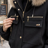 Veste courte à capuche bordée de fausse fourrure