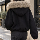Veste courte à capuche bordée de fausse fourrure